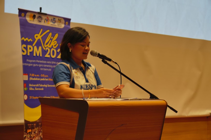 Pengacara di pentas Majlis Penutupan KLIKSPM 2025